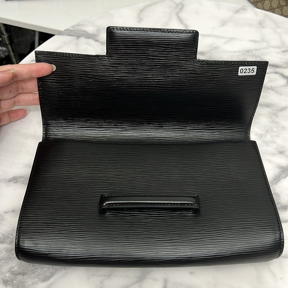 Vintage Louis Vuitton | Chaillot EPI Clutch - Picture 9 of 14